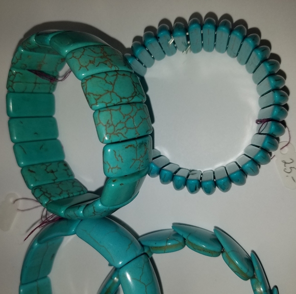 New Turquoise Dyed Howalite stretch Bracelet - Picture 2 of 8
